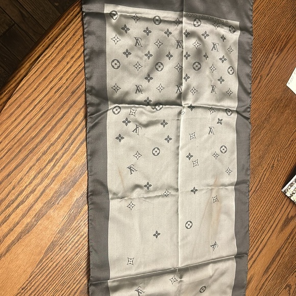 Authentic Louis Vuitton 💯 silk scarf - Picture 13 of 16